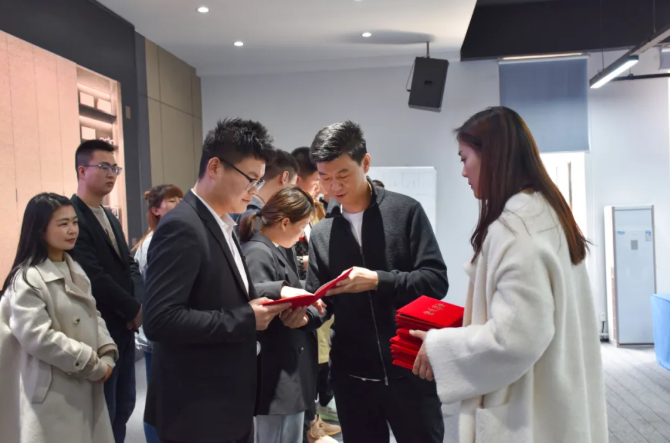 2021歐蒂尼家居第一期新商培訓頒發畢業證書及現金獎勵