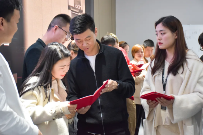 2021歐蒂尼家居第一期新商培訓頒發畢業證書及現金獎勵